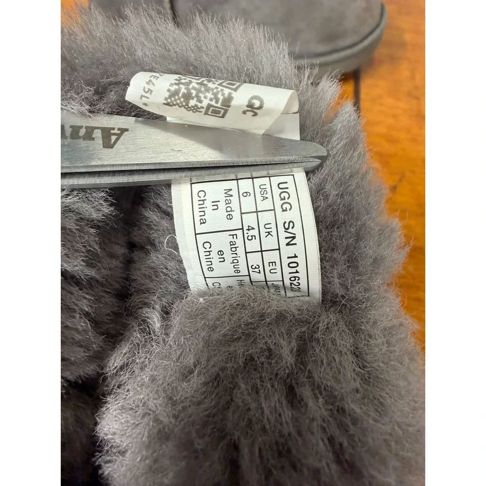 UGG Classic Short II Grey Suede Sheepskin Boots 1016223 Womens Size 6